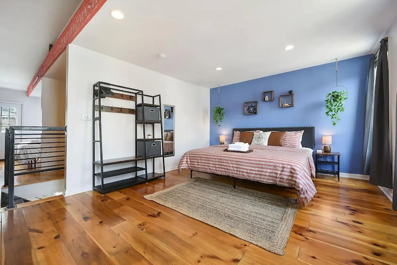 Boat House - Beautiful Custom Space, Two King Beds Pittsburgh